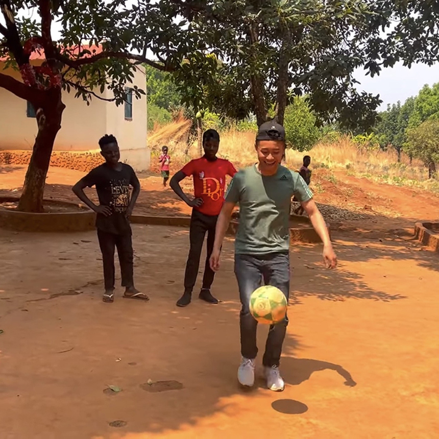 Quang Linh Vlog tái hiện siêu phẩm cầu vồng tuyết của Quang Hải, nhưng fan lại chỉ ra điểm giống Văn Đức - Ảnh 3. Quang Linh Vlog tái hiện siêu phẩm cầu vồng tuyết của Quang Hải, nhưng fan lại chỉ ra điểm giống Văn Đức - Ảnh 3.