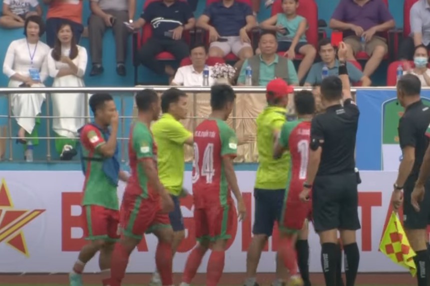 HLV thóa mạ, đấm trọng tài Việt Nam vì…không hiểu luật việt vị - Ảnh 4.