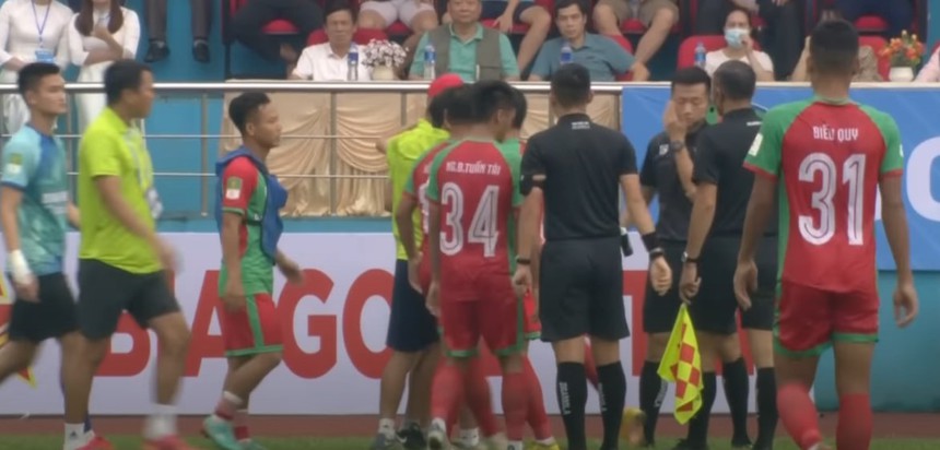 HLV thóa mạ, đấm trọng tài Việt Nam vì…không hiểu luật việt vị - Ảnh 5.