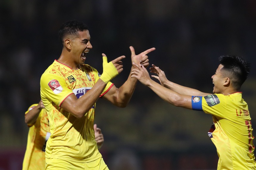 Trọng tài V.League lại ‘bẻ còi’, CLB Hà Nội mất ngôi đầu sau sai lầm tai hại của thủ môn U22 Việt Nam - Ảnh 3.