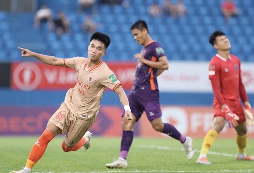 Văn Đô liên tục ghi bàn ở V-League sau khi chuyển sang dùng mẫu giày dành cho cầu thủ nữ