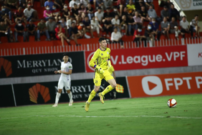 Màn chào sân đầy biến cố của thủ thành trẻ tuổi và 'món quà' dành cho HLV Troussier - Ảnh 1.