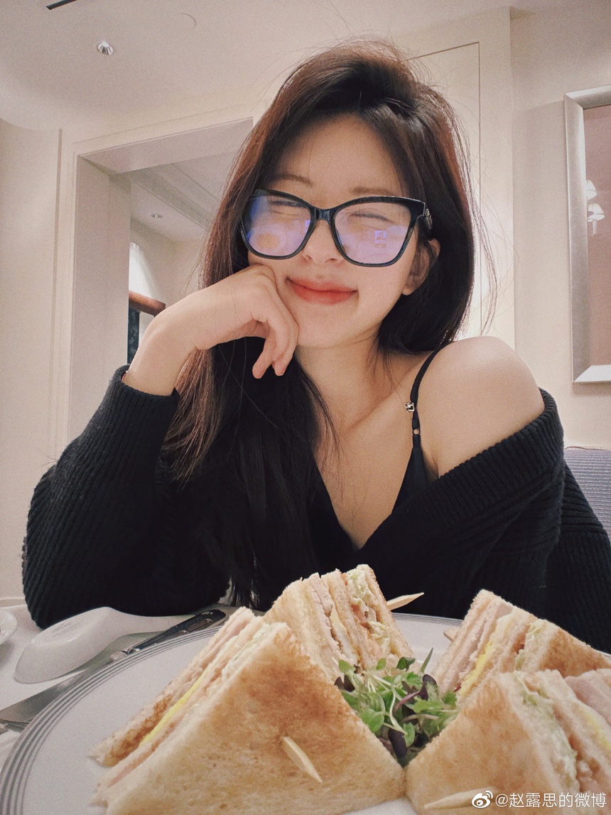 Thường xuyên bị "body shaming", Triệu Lộ Tư nay đã sở hữu body cực chuẩn: Tiết lộ thực đơn chi tiết, quan trọng nhất là bài tập giảm cân ngày "đèn đỏ"
 - Ảnh 3.