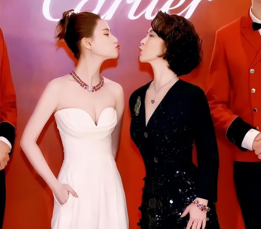 Hé lộ mối quan hệ của Hà Siêu Liên và chị gái kế vị vua sòng bạc: Cùng cha khác mẹ nhưng cực thân, nguyên nhân đến từ tiếc nuối trong quá khứ - Ảnh 3. Hé lộ mối quan hệ của Hà Siêu Liên và chị gái kế vị vua sòng bạc: Cùng cha khác mẹ nhưng cực thân, nguyên nhân đến từ tiếc nuối trong quá khứ - Ảnh 3.