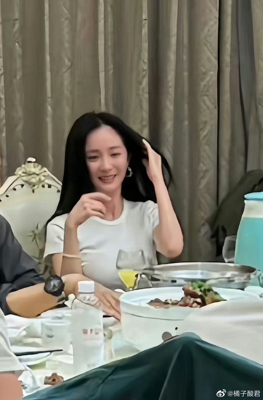 Ăn tối cùng đoàn làm phim, nhan sắc khác lạ của Dương Mịch gây xôn xao - Ảnh 6.