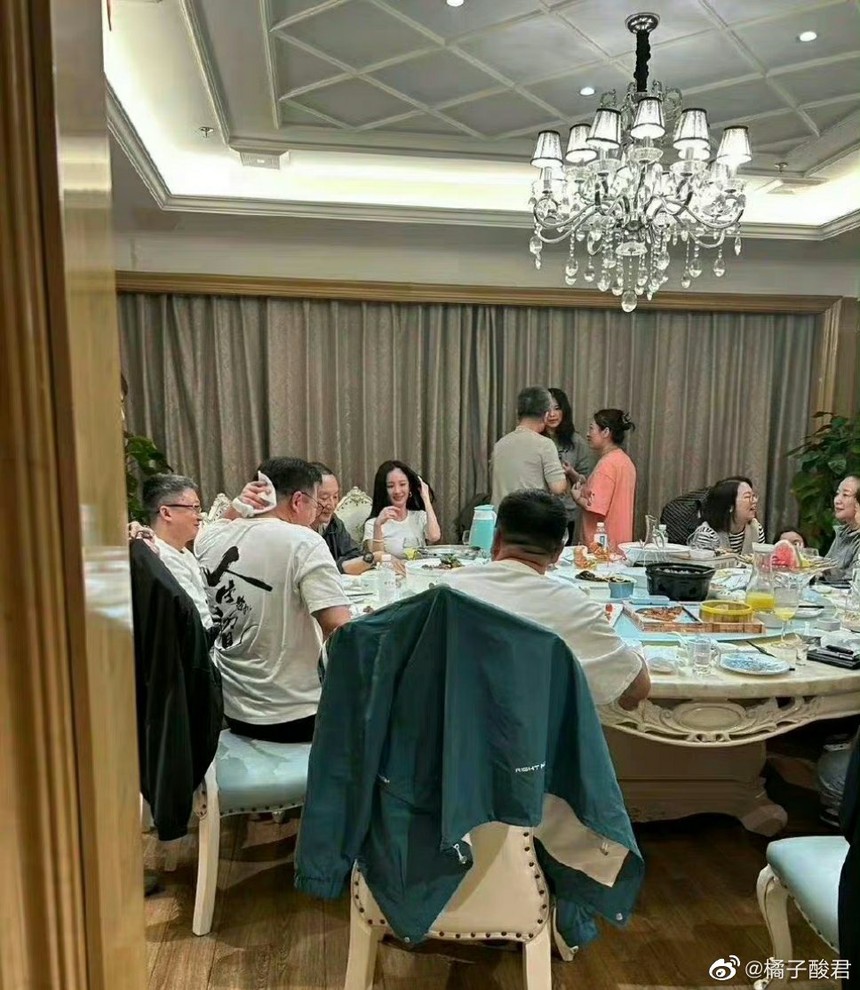 Ăn tối cùng đoàn làm phim, nhan sắc khác lạ của Dương Mịch gây xôn xao - Ảnh 4.