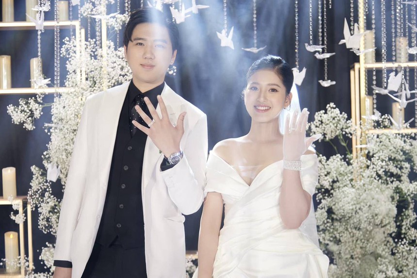 Công việc trục trặc nên xin làm nhân viên spa, cô gái lọt mắt xanh con trai bà chủ, một bước thành dâu chủ tịch - Ảnh 3. Công việc trục trặc nên xin làm nhân viên spa, cô gái lọt mắt xanh con trai bà chủ, một bước thành dâu chủ tịch - Ảnh 3.