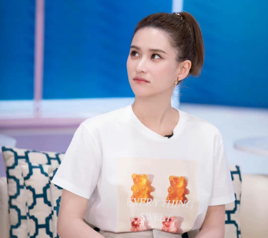 Nhìn cách con gái vua sòng bài yêu Đậu Kiêu mà ám ảnh: 'Quậy nát' phim của ông xã, 'ghim thù' cả nữ phụ Trường nguyệt tẫn minh - Ảnh 5. Nhìn cách con gái vua sòng bài yêu Đậu Kiêu mà ám ảnh: 'Quậy nát' phim của ông xã, 'ghim thù' cả nữ phụ Trường nguyệt tẫn minh - Ảnh 5.