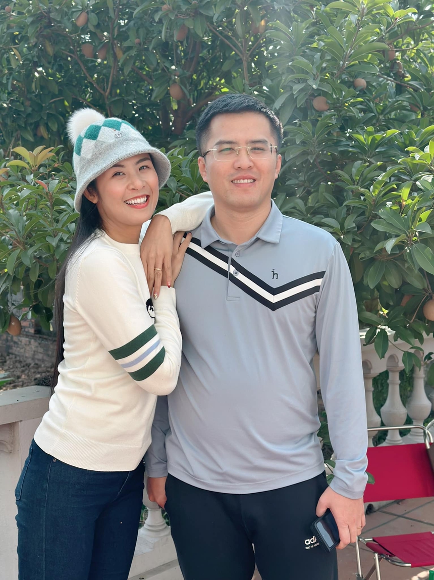 Hoa hậu Ngọc Hân lộ vòng 2 lùm lùm trong khung ảnh đọ sắc cùng Đỗ Mỹ Linh và hội bạn  - Ảnh 3.