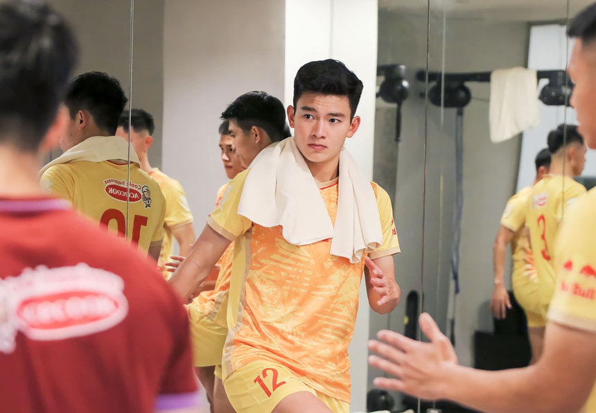 Điểm danh dàn hậu vệ nam thần - 'lá chắn thép' của U22 Việt Nam dự SEA Game 32 - Ảnh 3. Điểm danh dàn hậu vệ nam thần - 'lá chắn thép' của U22 Việt Nam dự SEA Game 32 - Ảnh 3.