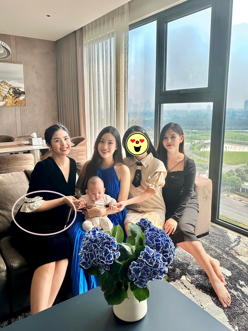 Hoa hậu Ngọc Hân lộ vòng 2 lùm lùm trong khung ảnh đọ sắc cùng Đỗ Mỹ Linh và hội bạn  - Ảnh 1.