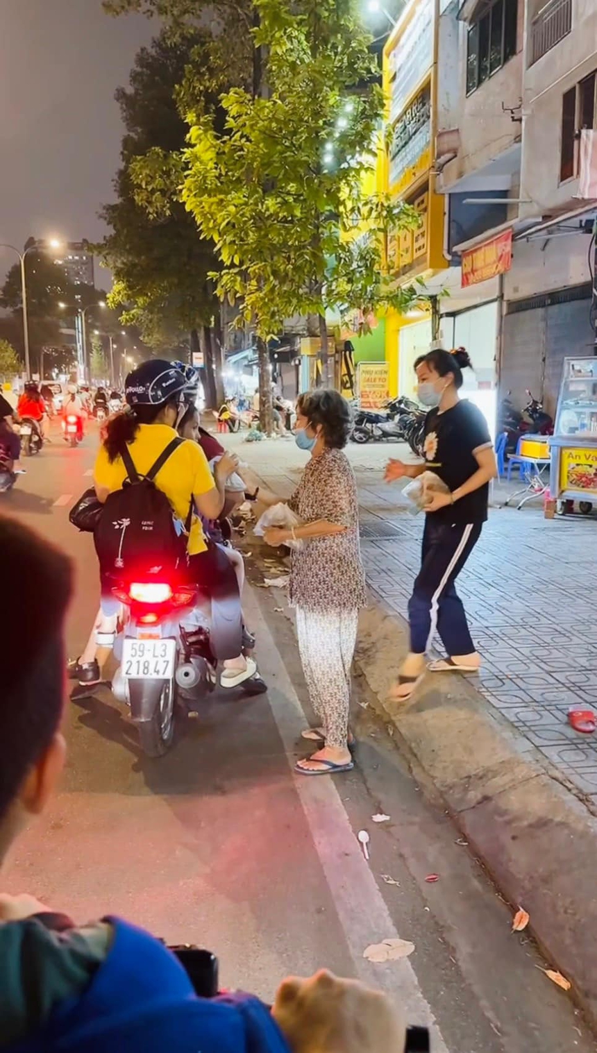 "Đại gia quận 7" Đoàn Di Băng gây tranh cãi khi cho con đi làm từ thiện nhưng... đi xe máy kẹp 3, không đội mũ bảo hiểm - Ảnh 2. "Đại gia quận 7" Đoàn Di Băng gây tranh cãi khi cho con đi làm từ thiện nhưng... đi xe máy kẹp 3, không đội mũ bảo hiểm - Ảnh 2.