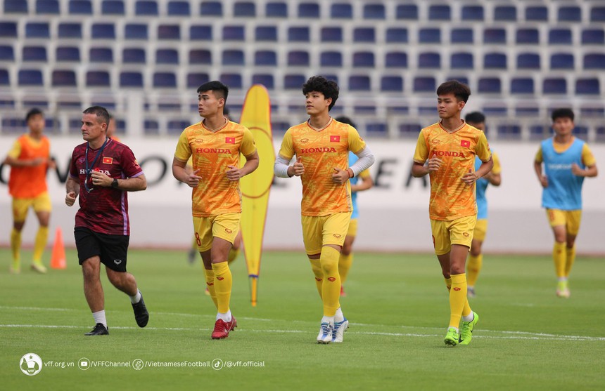 Bóng đá Việt Nam ngày 18/4: U22 Việt Nam đá giao hữu kín, Văn Quyết chấp nhận án phạt - Ảnh 1.