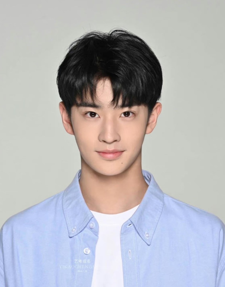 "Chiến thần" đỗ thủ khoa cùng lúc 3 trường ĐH top đầu Trung Quốc, cao 1m83, cực điển trai nhưng có thân thế "bí ẩn" - Ảnh 1.