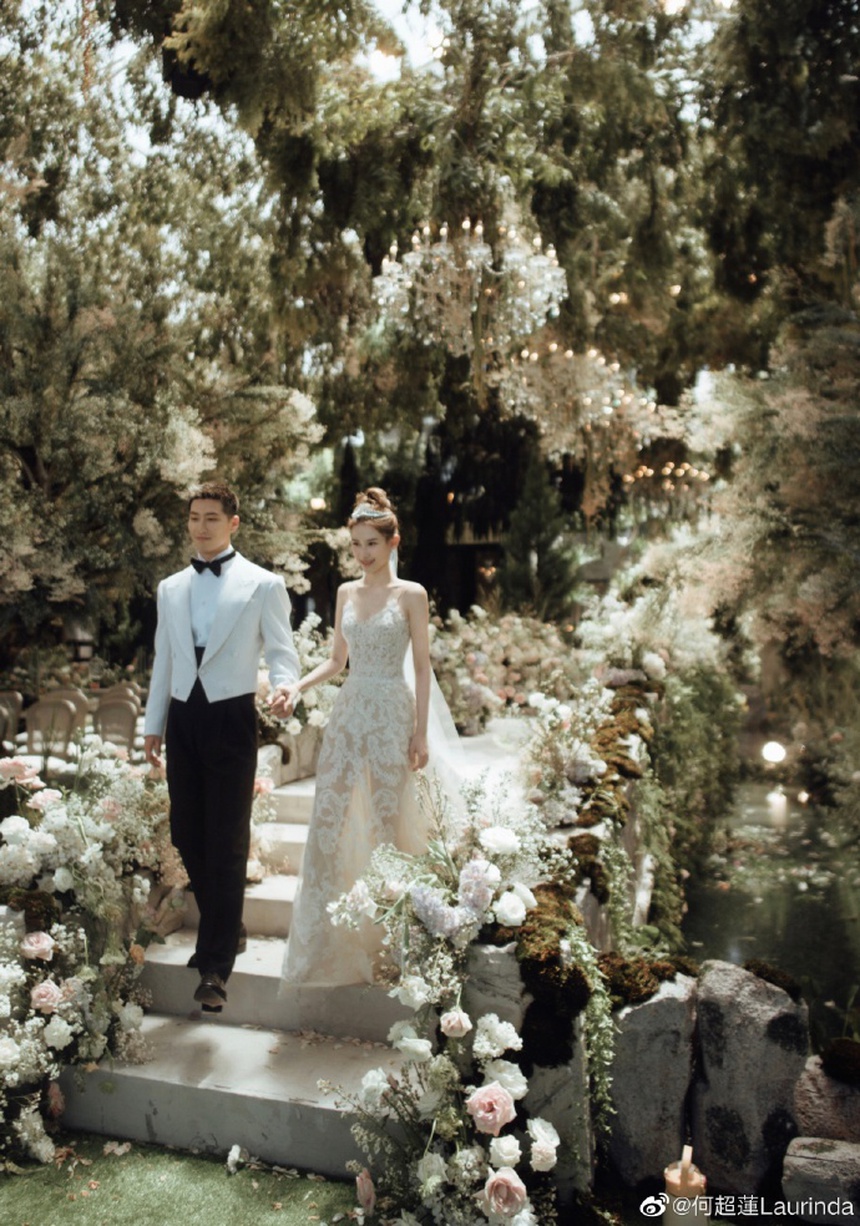 Đám cưới Đậu Kiêu và ái nữ trùm sòng bạc Macau: Cô dâu xinh như công chúa, khoảnh khắc 'khóa môi' chú rể 'gây bão' MXH - Ảnh 3. Đám cưới Đậu Kiêu và ái nữ trùm sòng bạc Macau: Cô dâu xinh như công chúa, khoảnh khắc 'khóa môi' chú rể 'gây bão' MXH - Ảnh 3.