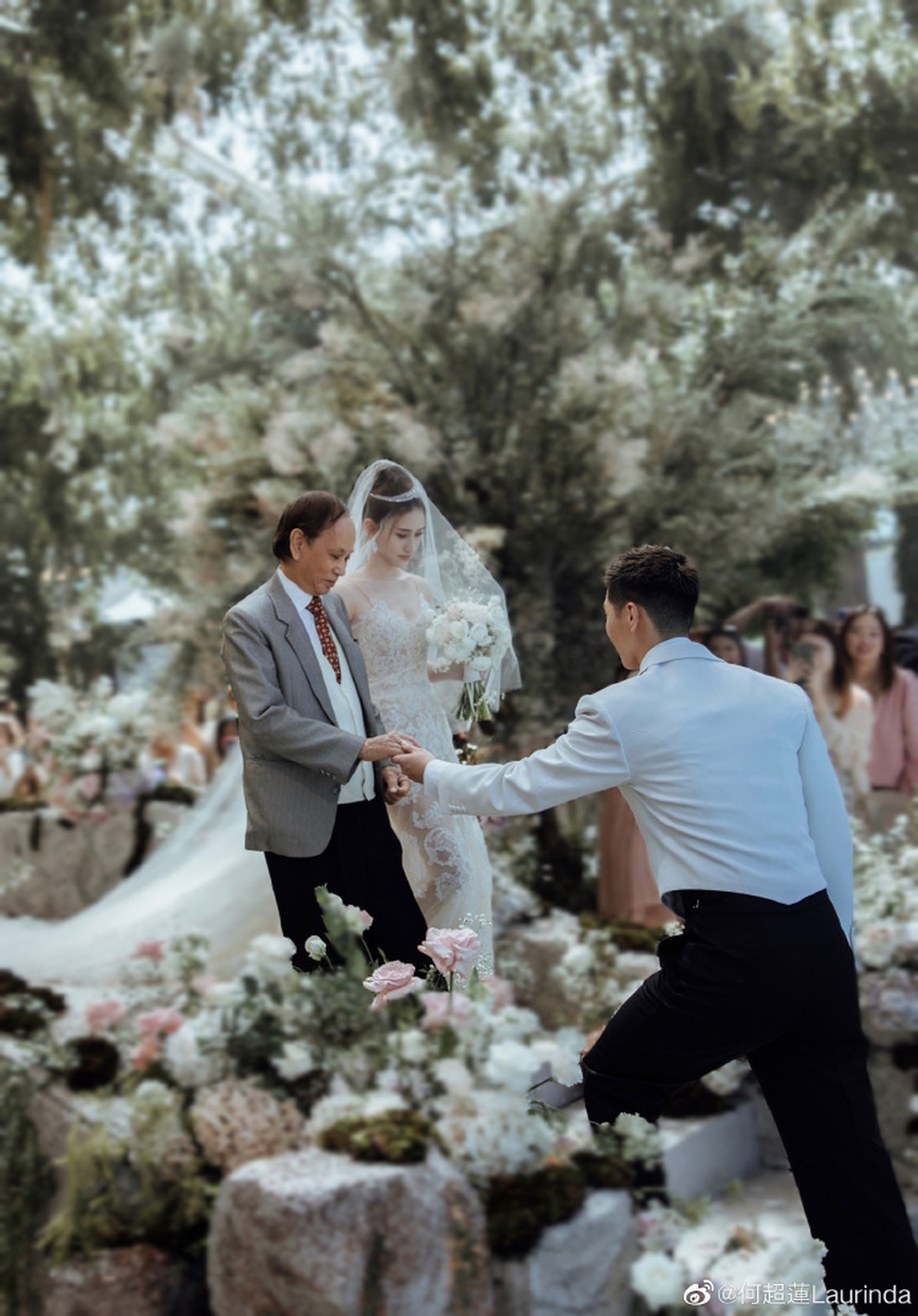 Đám cưới Đậu Kiêu và ái nữ trùm sòng bạc Macau: Cô dâu xinh như công chúa, khoảnh khắc 'khóa môi' chú rể 'gây bão' MXH - Ảnh 2. Đám cưới Đậu Kiêu và ái nữ trùm sòng bạc Macau: Cô dâu xinh như công chúa, khoảnh khắc 'khóa môi' chú rể 'gây bão' MXH - Ảnh 2.