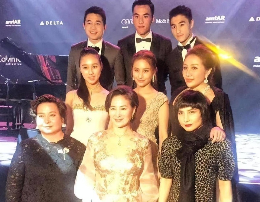 Hé lộ mối quan hệ của Hà Siêu Liên và chị gái kế vị vua sòng bạc: Cùng cha khác mẹ nhưng cực thân, nguyên nhân đến từ tiếc nuối trong quá khứ - Ảnh 5. Hé lộ mối quan hệ của Hà Siêu Liên và chị gái kế vị vua sòng bạc: Cùng cha khác mẹ nhưng cực thân, nguyên nhân đến từ tiếc nuối trong quá khứ - Ảnh 5.