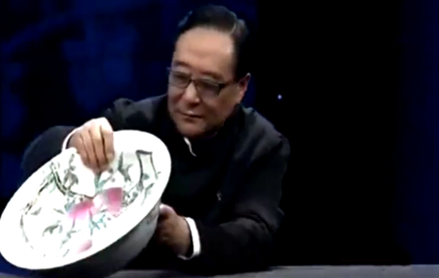 Bỏ 3,5 tỷ mua về chiếc chậu rửa mặt cổ thời Ung Chính rồi đem đi thẩm định, chuyên gia xem xong chỉ phán một câu: "Mong anh đứng vững" - Ảnh 3.