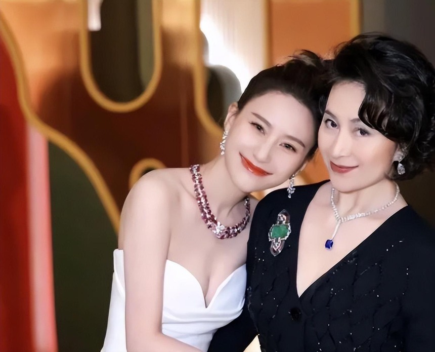 Hé lộ mối quan hệ của Hà Siêu Liên và chị gái kế vị vua sòng bạc: Cùng cha khác mẹ nhưng cực thân, nguyên nhân đến từ tiếc nuối trong quá khứ - Ảnh 2. Hé lộ mối quan hệ của Hà Siêu Liên và chị gái kế vị vua sòng bạc: Cùng cha khác mẹ nhưng cực thân, nguyên nhân đến từ tiếc nuối trong quá khứ - Ảnh 2.