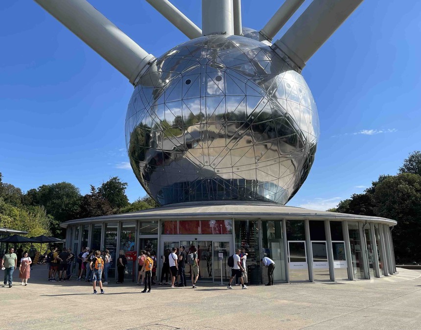 Biểu tượng 'Atomium' ở thủ đô Brussels, Bỉ tròn 65 tuổi - Ảnh 2.