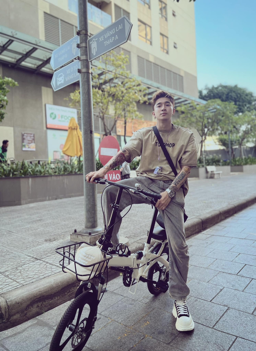 Chi Dân lộ diện, vẻ ngoài gây chú ý sau khi livestream khóc với khán giả - Ảnh 1.