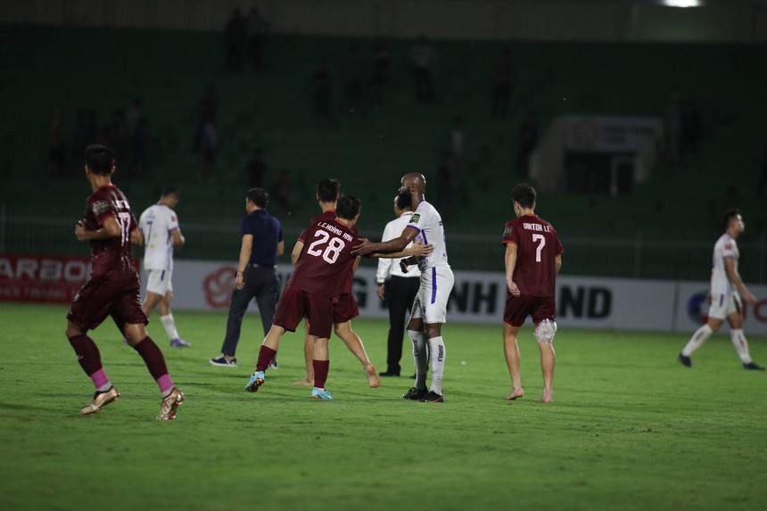 Văn Quyết nhận thẻ đỏ, Văn Lâm hóa 'người nhện' trong ngày Rafaelson lập hat-trick nhấn chìm Hà Nội - Ảnh 2.