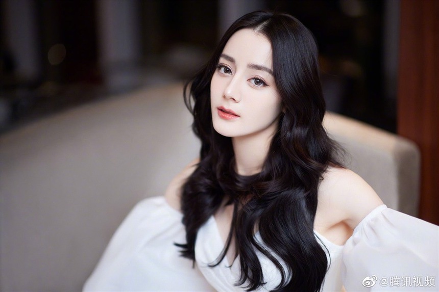 Địch Lệ Nhiệt Ba vẫn im lặng trước tranh cãi về quảng cáo của Christian Dior - Ảnh 5.