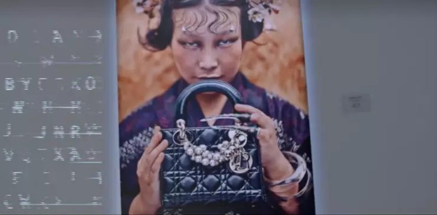 Địch Lệ Nhiệt Ba vẫn im lặng trước tranh cãi về quảng cáo của Christian Dior - Ảnh 2.