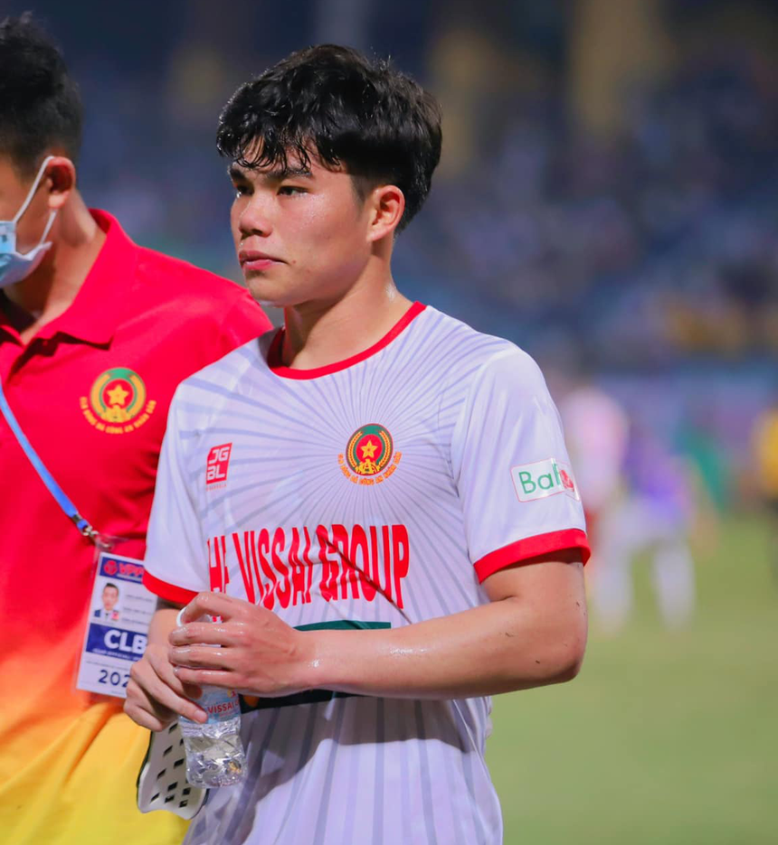 Điểm danh dàn hậu vệ nam thần - 'lá chắn thép' của U22 Việt Nam dự SEA Game 32 - Ảnh 17. Điểm danh dàn hậu vệ nam thần - 'lá chắn thép' của U22 Việt Nam dự SEA Game 32 - Ảnh 17.