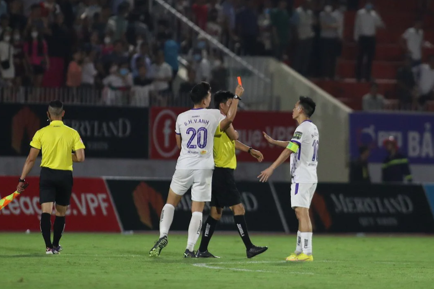 Văn Quyết gặp "móng tay nhọn" - Ảnh 1.