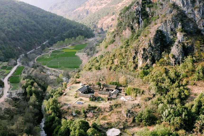 Chán thành phố, cô gái lên núi tự tay khai phá 12.000m2 đất hoang thành thiên đường của riêng mình: Cuộc sống  trồng rau, nuôi gà vẫn thú vị hơn là ngồi “gõ phím di chuột” - Ảnh 2.