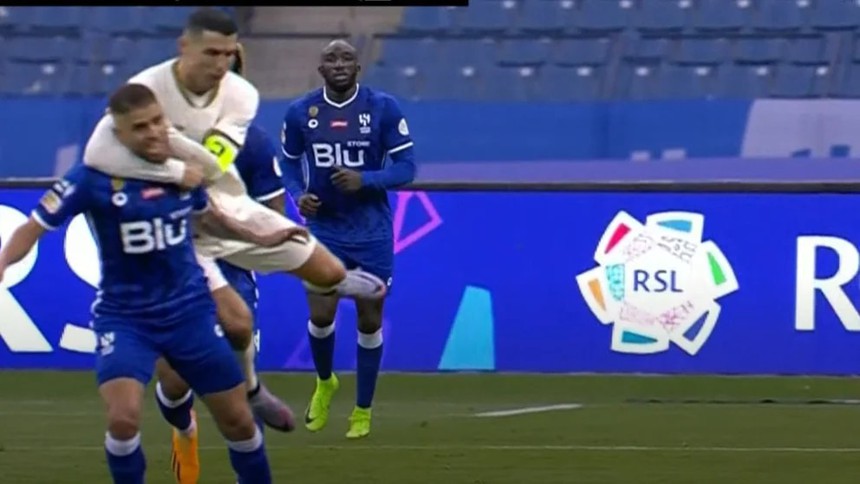 Ronaldo nhận thẻ vàng vô duyên vì hành động xấu xí, bị che mờ bởi cú đúp của cựu sao MU - Ảnh 7.