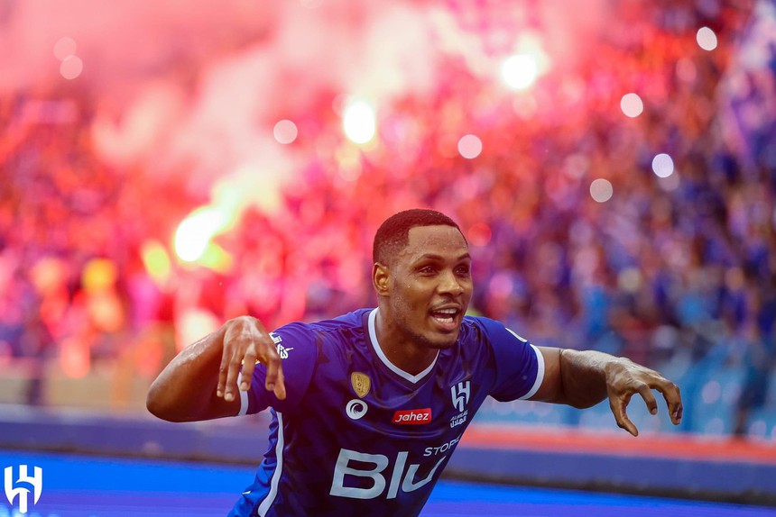 Ronaldo nhận thẻ vàng vô duyên vì hành động xấu xí, bị che mờ bởi cú đúp của cựu sao MU - Ảnh 6.