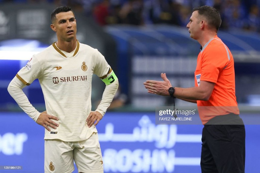 Đội nhà thua trận, Ronaldo nổi cáu kẹp cổ quật ngã đối thủ 'như phim chưởng' - Ảnh 2. Đội nhà thua trận, Ronaldo nổi cáu kẹp cổ quật ngã đối thủ 'như phim chưởng' - Ảnh 2.