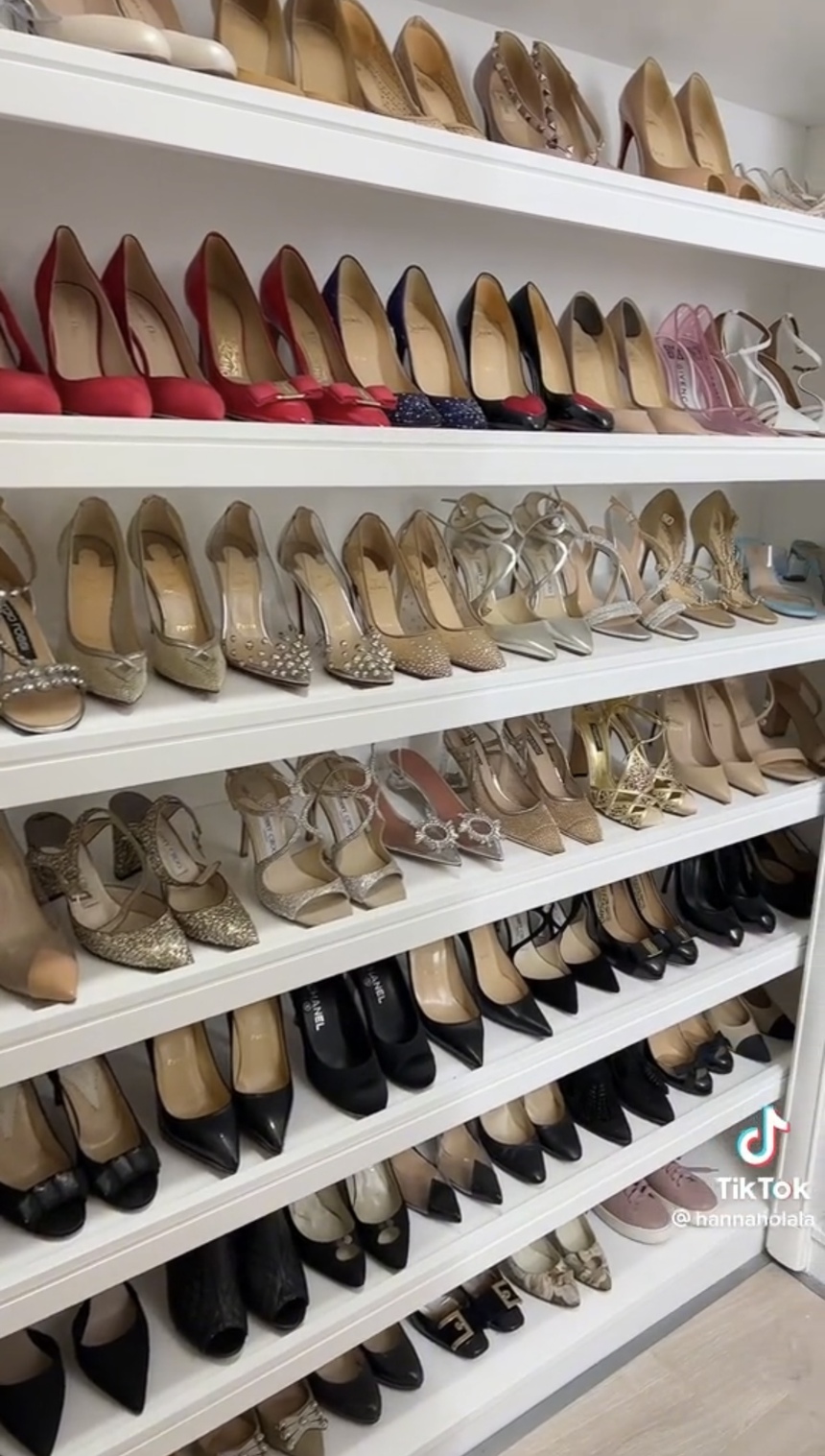 “Đột nhập” căn penthouse của nữ CEO dùng kem dưỡng da 42 triệu: Căn hộ 4 tầng rưỡi, 5 ban công ngập cấy cối, có nguyên thư viện to đùng trong nhà - Ảnh 5. “Đột nhập” căn penthouse của nữ CEO dùng kem dưỡng da 42 triệu: Căn hộ 4 tầng rưỡi, 5 ban công ngập cấy cối, có nguyên thư viện to đùng trong nhà - Ảnh 5.