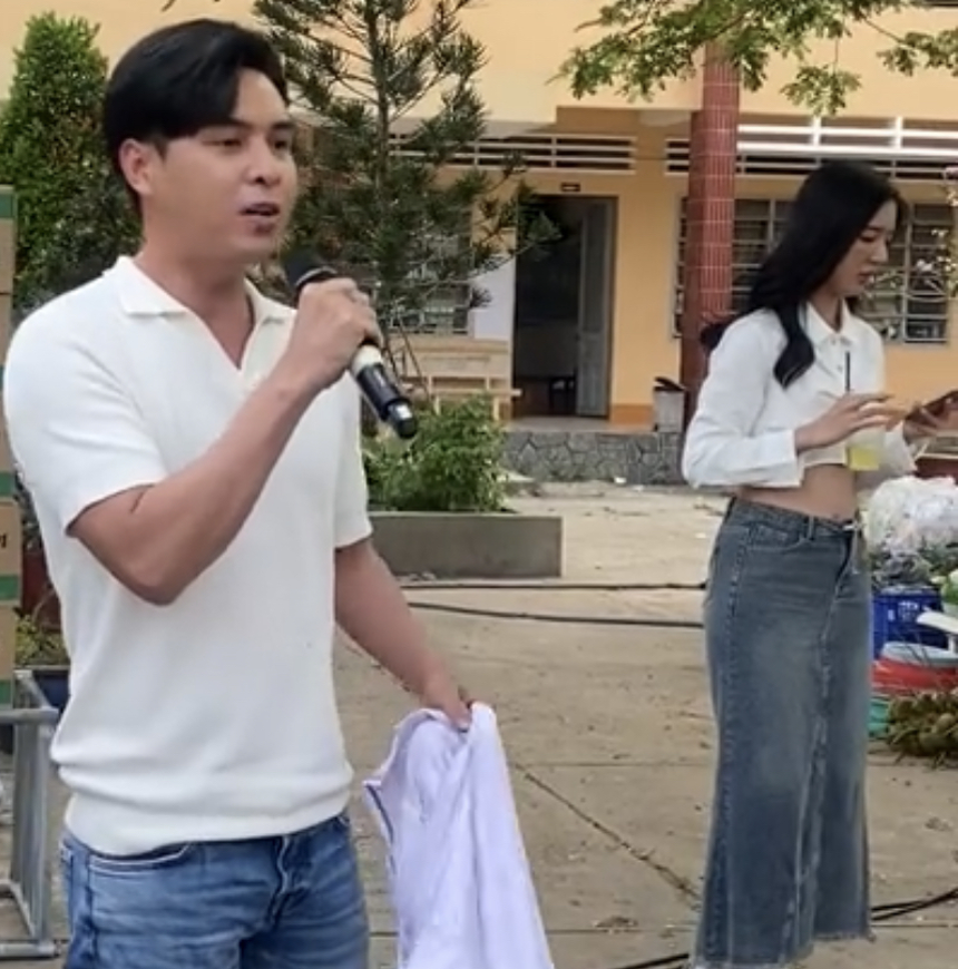 Bạn gái Hồ Quang Hiếu lọt vào ống kính 'team qua đường', nhan sắc thật có xinh như lời đồn? - Ảnh 3. Bạn gái Hồ Quang Hiếu lọt vào ống kính 'team qua đường', nhan sắc thật có xinh như lời đồn? - Ảnh 3.