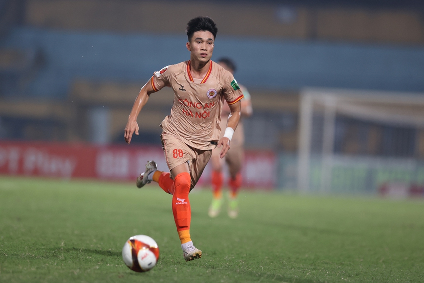 HLV Troussier lo cho “viên ngọc quý” Lê Văn Đô - Ảnh 1.