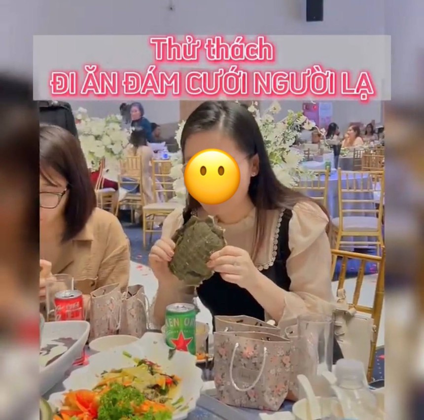 Thử thách đi ăn đám cưới người lạ, cô gái bị cộng đồng mạng chê "kém duyên" - Ảnh 2.