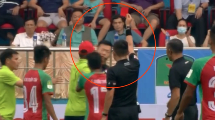 Top 5 trọng tài Việt Nam từng khốn khổ khi bị 'tác động vật lý' - Ảnh 4.