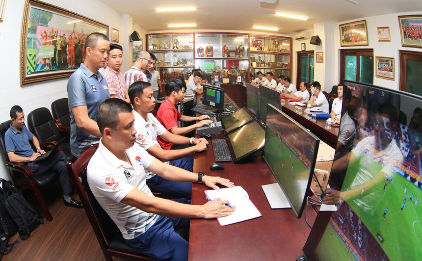 Bóng đá Việt Nam ngày 18/4: Trọng tài V-League chuẩn bị tập huấn trên xe VAR - Ảnh 1.