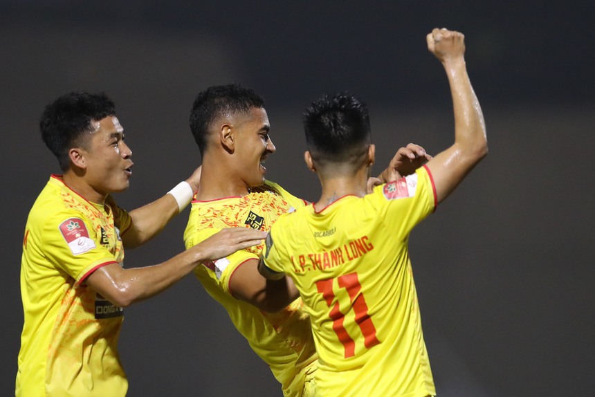 Trên đỉnh V.League, "cánh chim lạc loài" của bầu Đức đang khiến HAGL phải ngước nhìn - Ảnh 1. Trên đỉnh V.League, "cánh chim lạc loài" của bầu Đức đang khiến HAGL phải ngước nhìn - Ảnh 1.