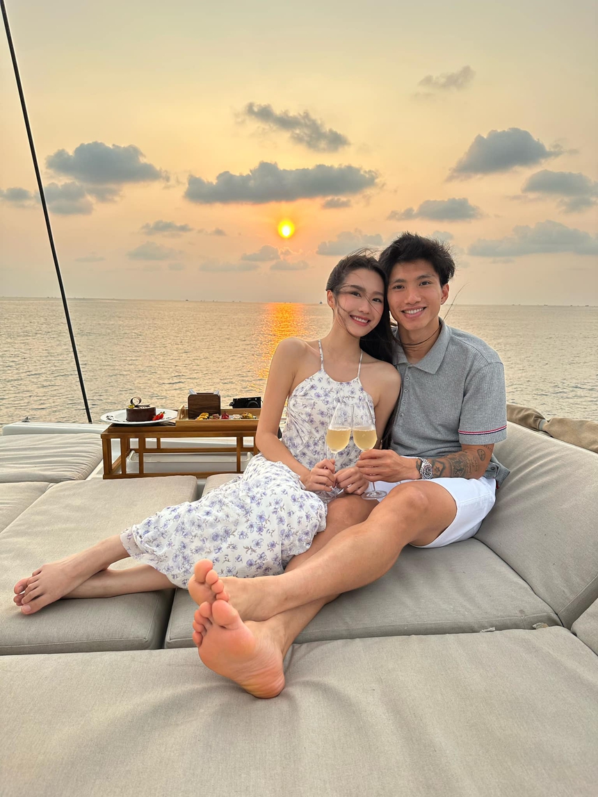 Sinh nhật của Văn Hậu: Ôm người đẹp trên biển, hé lộ cách xưng hô cực ngọt, phụ huynh đàng gái cũng lên tiếng - Ảnh 1.