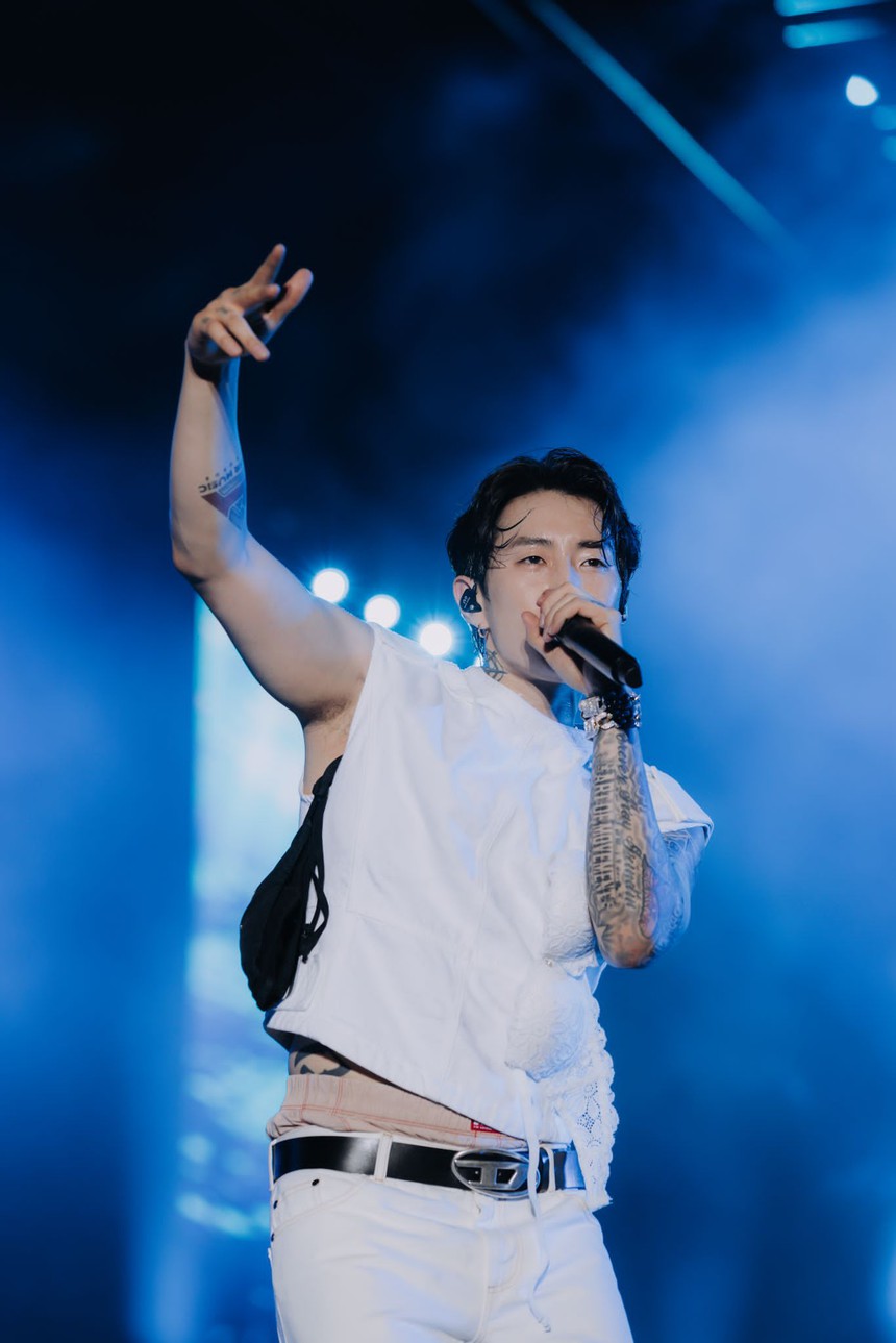 Jay Park gây sốt với body cực cháy, nhận phần quà ‘độc nhất vô nhị’ từ khán giả - Ảnh 1. Jay Park gây sốt với body cực cháy, nhận phần quà ‘độc nhất vô nhị’ từ khán giả - Ảnh 1.