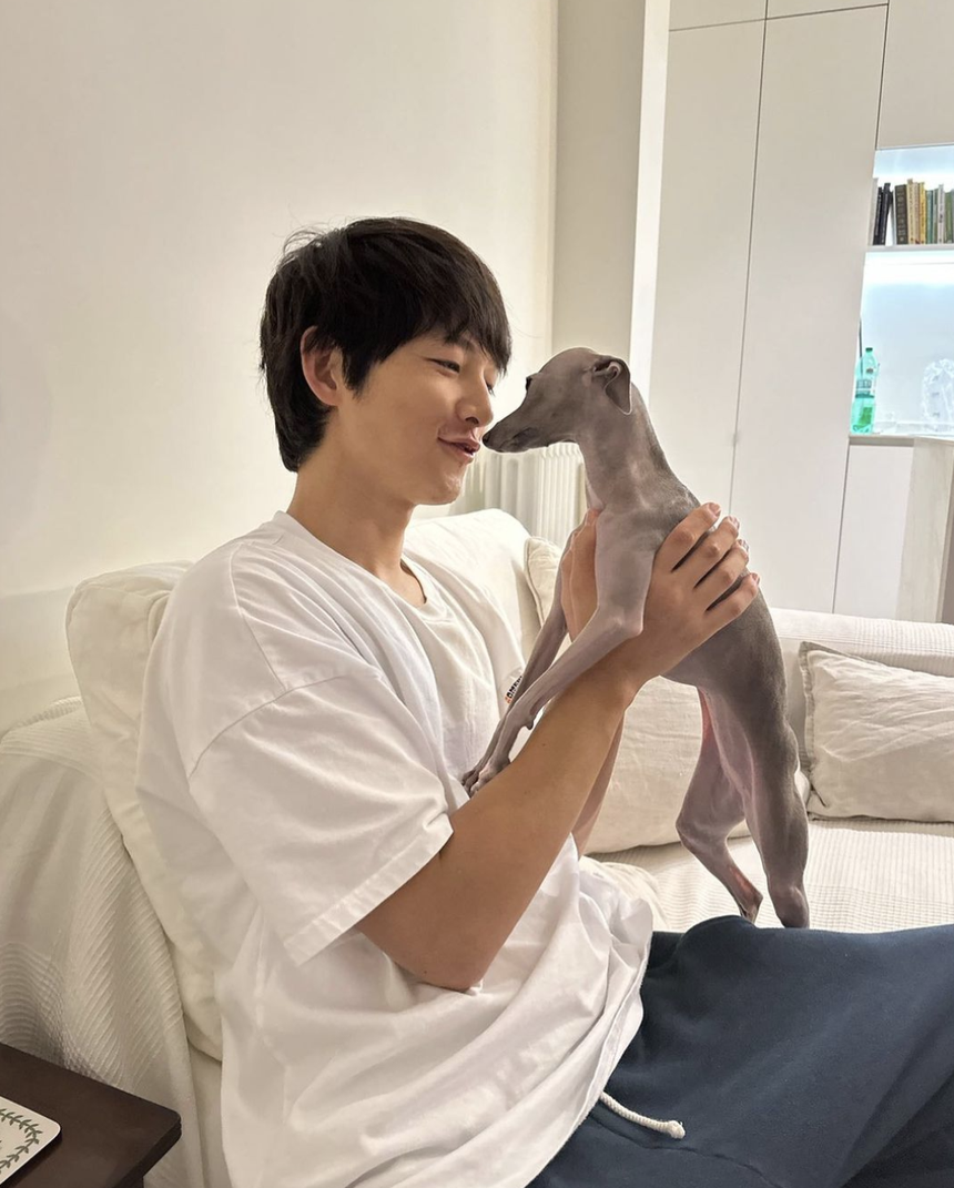 Song Joong Ki khoe cuộc sống sau khi cùng vợ người Anh ra nước ngoài, ngoại hình ra sao mà gây chú ý? - Ảnh 2.