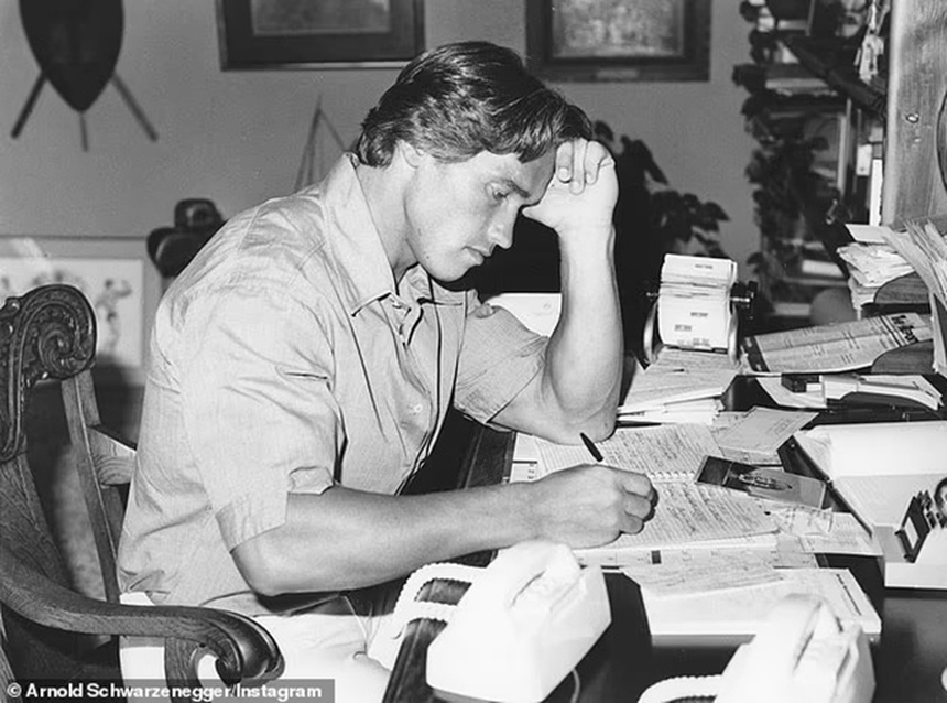 'Kẻ hủy diệt' Arnold Schwarzenegger tung cuốn sách tạo động lực mới 'Be Useful: Seven Tools For Life' - Ảnh 2.