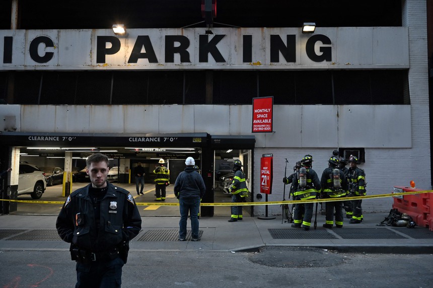 Sập bãi đỗ xe 4 tầng ở New York (Mỹ) - Ảnh 2.