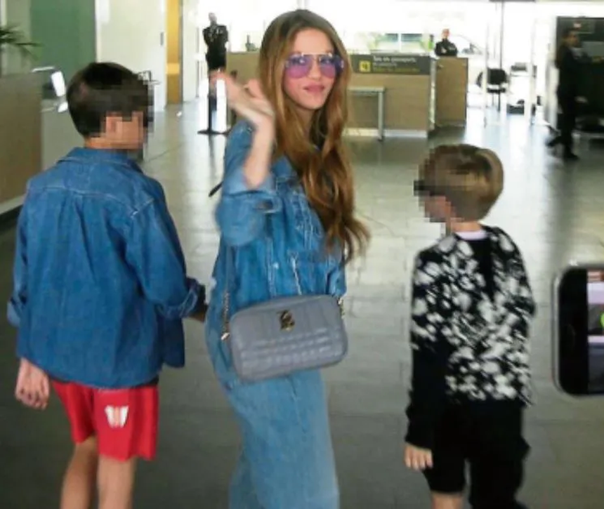 Sở hữu tài sản nghìn tỉ, Pique vẫn cố đòi Shakira bằng được tiền vé máy bay để đến thăm con - Ảnh 1.