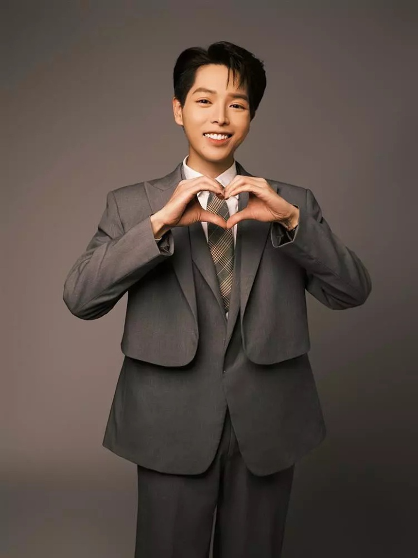 Sao nam Vbiz ám ảnh vì bạo lực học đường: Bị đổ muối ớt vào đầu, cắn răng chịu đau những trận đòn từ trường về nhà - Ảnh 4.