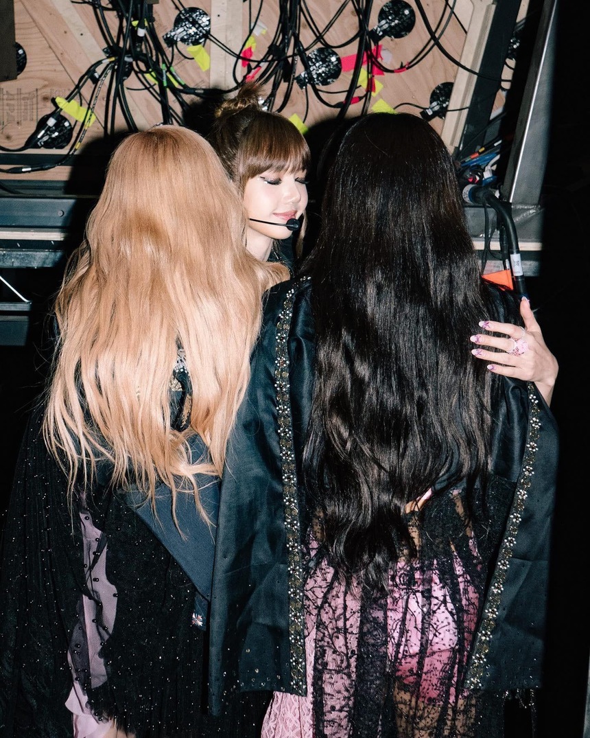 BLACKPINK xả ảnh Coachella sang - xịn - mịn: Jennie khóc nức nở, nhóm sang trời Tây "quậy" hết mức! - Ảnh 5. BLACKPINK xả ảnh Coachella sang - xịn - mịn: Jennie khóc nức nở, nhóm sang trời Tây "quậy" hết mức! - Ảnh 5.