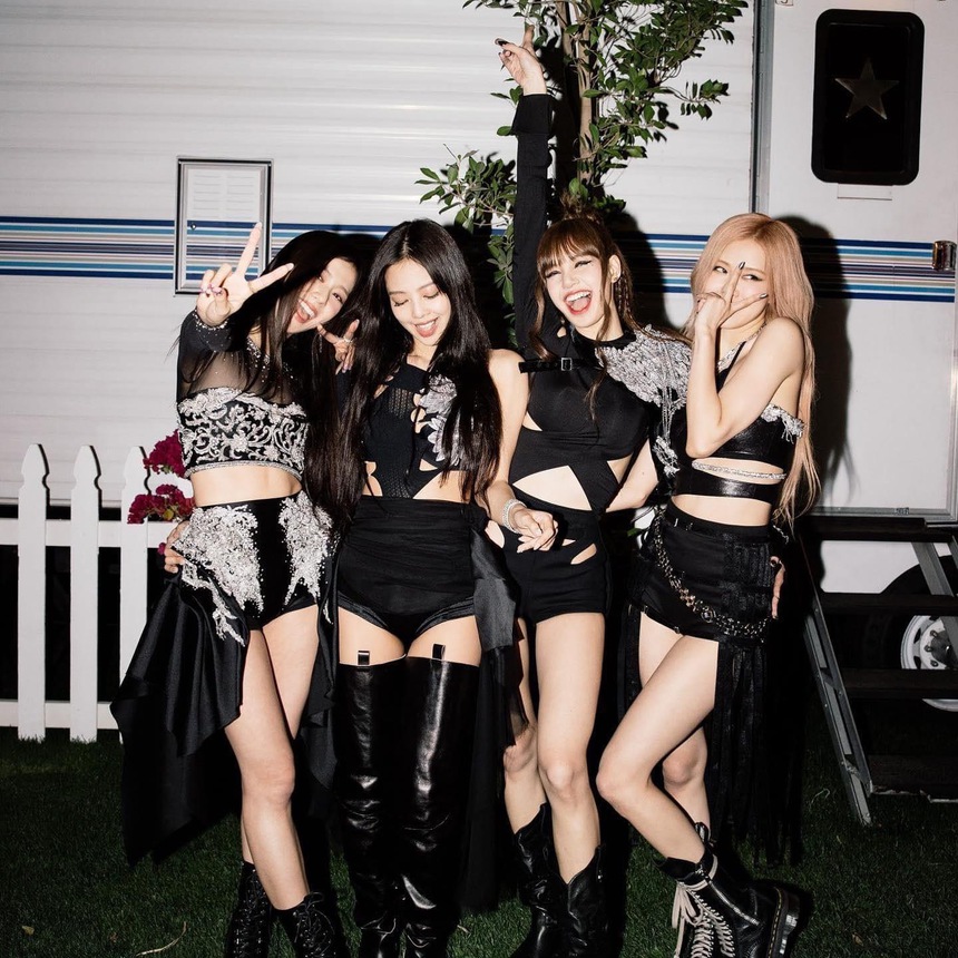 BLACKPINK xả ảnh Coachella sang - xịn - mịn: Jennie khóc nức nở, nhóm sang trời Tây "quậy" hết mức! - Ảnh 8. BLACKPINK xả ảnh Coachella sang - xịn - mịn: Jennie khóc nức nở, nhóm sang trời Tây "quậy" hết mức! - Ảnh 8.